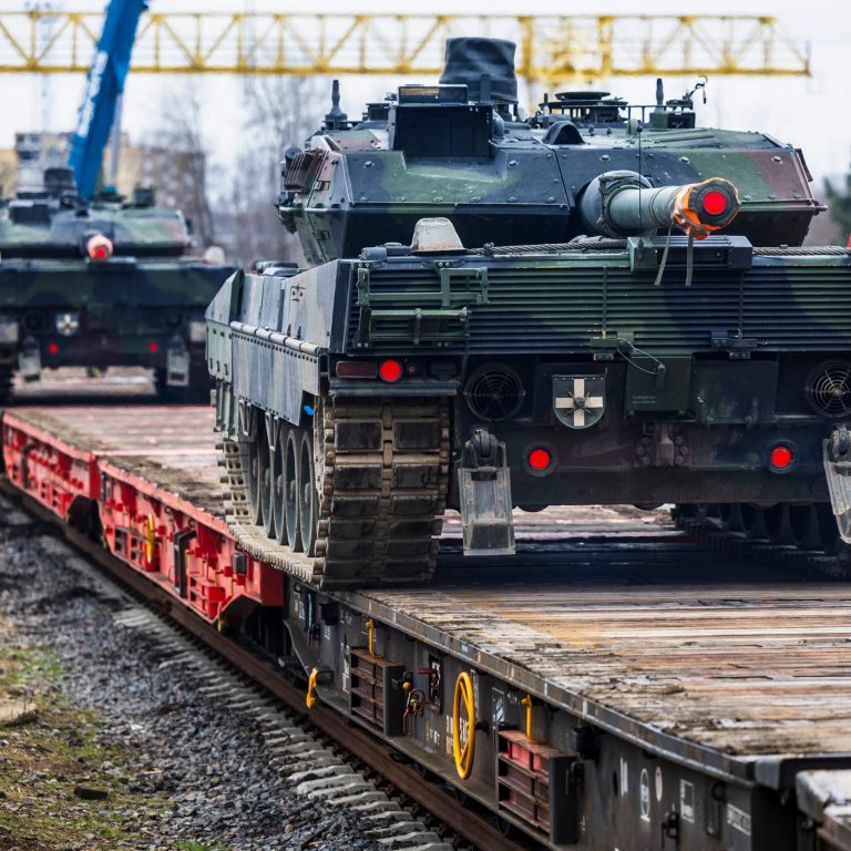 Transport of German Leopard 2 main battle tanks © KKF - stock.adobe.com