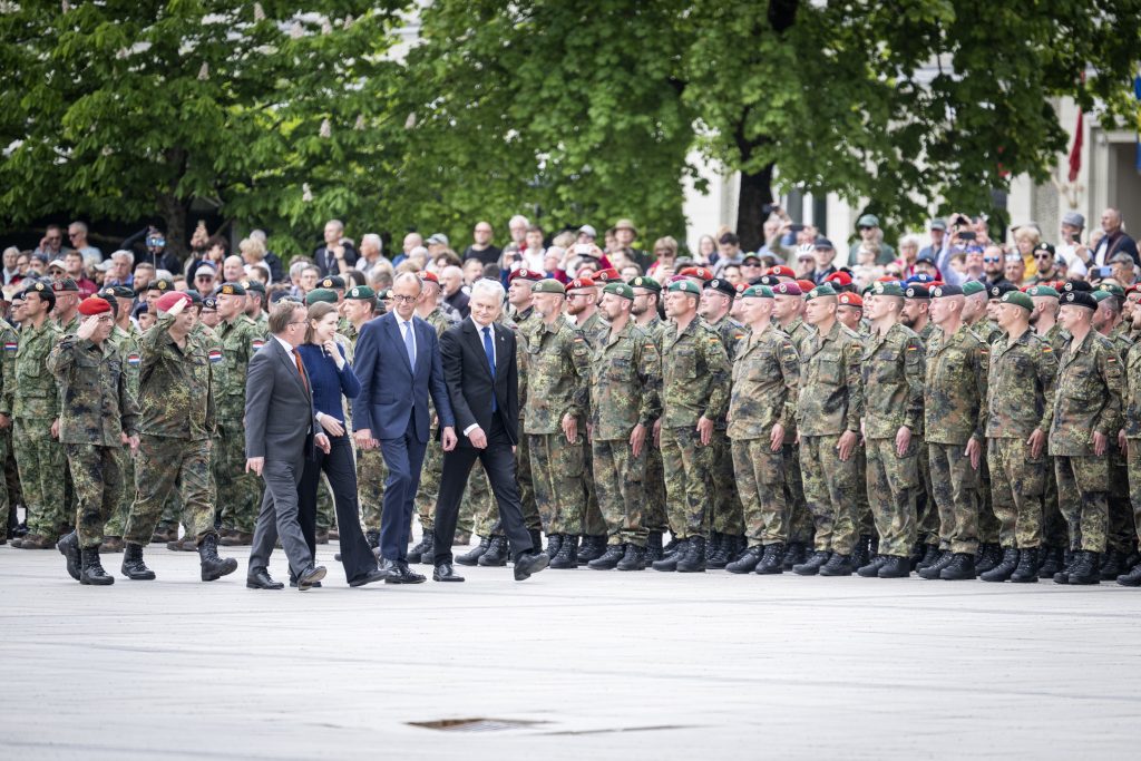 From left to right: German Defence Minister Pistorius, Lithuanian Defence Minister Šakalienė, German Chancellor Merz and Lithuanian President Nausėda review the troops of the 45th Brigade in Vilnius, 22 May 2025 © Bundesregierung/Guido Bergmann