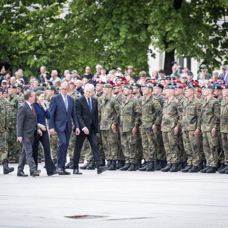 From left to right: German Defence Minister Pistorius, Lithuanian Defence Minister Šakalienė, German Chancellor Merz and Lithuanian President Nausėda review the troops of the 45th Brigade in Vilnius, 22 May 2025 © Bundesregierung/Guido Bergmann From left to right: German Defence Minister Pistorius, Lithuanian Defence Minister Šakalienė, German Chancellor Merz and Lithuanian President Nausėda review the troops of the 45th Brigade in Vilnius, 22 May 2025 © Bundesregierung/Guido Bergmann