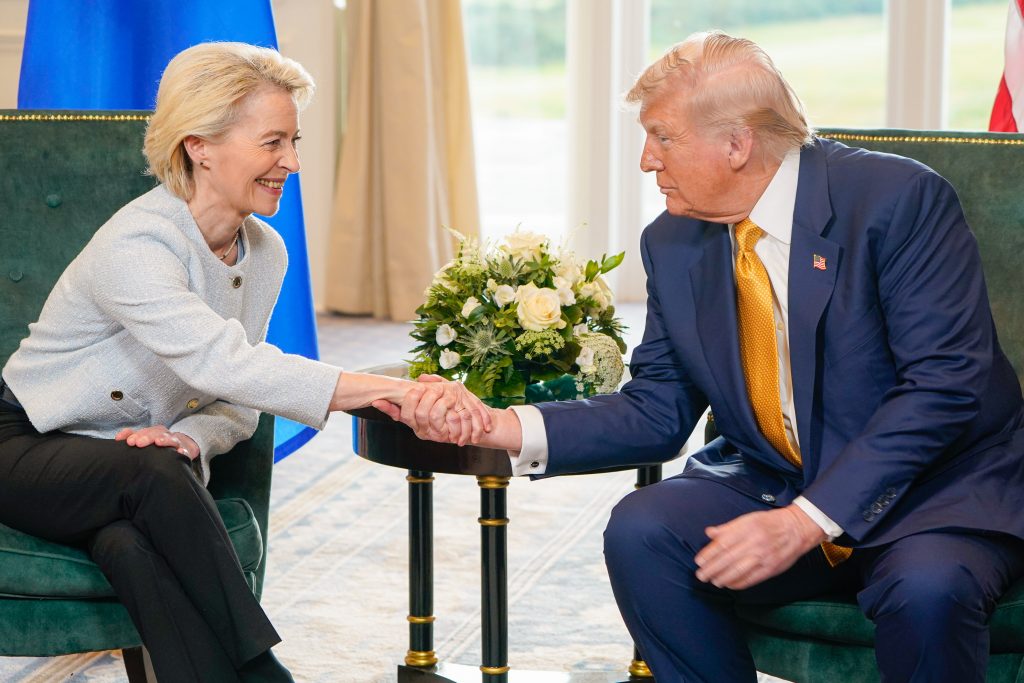 Handshake between European Commission President Ursula von der Leyen and US President Donald Trump after EU-US tariff negotiations on 27 July 2025 in Ayr, Scotland © European Union, 2025