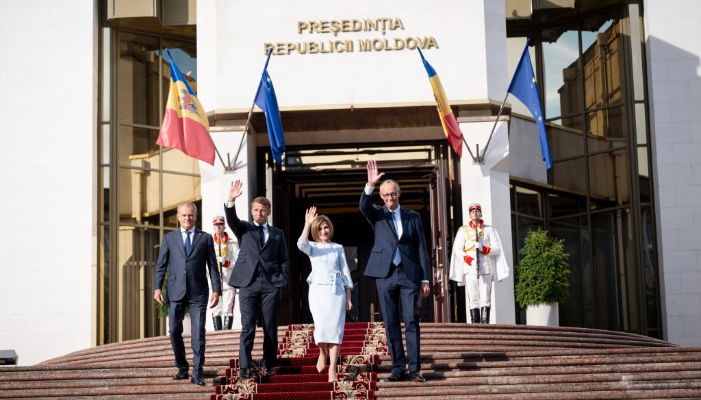 From left to right: Polish Prime Minister Tusk, French President Macron, Moldovan President Sandu, and German Chancellor Merz in front of the Presidential Palace in Chișinău, Moldova, 27 August 2025 © Bundesarchiv, B145 Bild 0060025/Sandra Steins