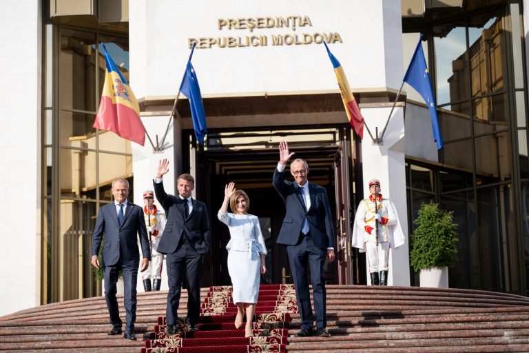From left to right: Polish Prime Minister Tusk, French President Macron, Moldovan President Sandu, and German Chancellor Merz in front of the Presidential Palace in Chișinău, Moldova, 27 August 2025 © Bundesarchiv, B145 Bild 0060025/Sandra Steins