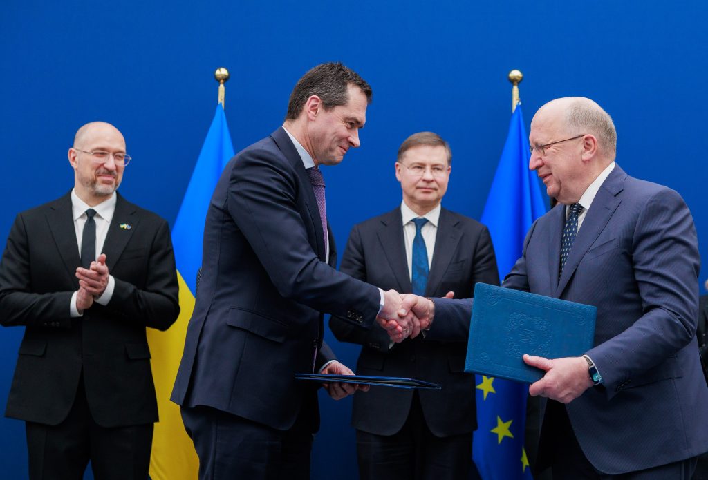 Signing of the EU-Ukraine agreement on Copernicus, Space Weather Events, and Near Earth Objects, 9 April 2025. Left to right: Denys Shmyhal, Ukrainian Prime Minister, Vsevolod Chentsov, Head of the Mission of Ukraine to the EU, Valdis Dombrovskis, Commissioner for Economy and Productivity, and Andrius Kubilius, European Commissioner for Defence and Space © European Union, 2025