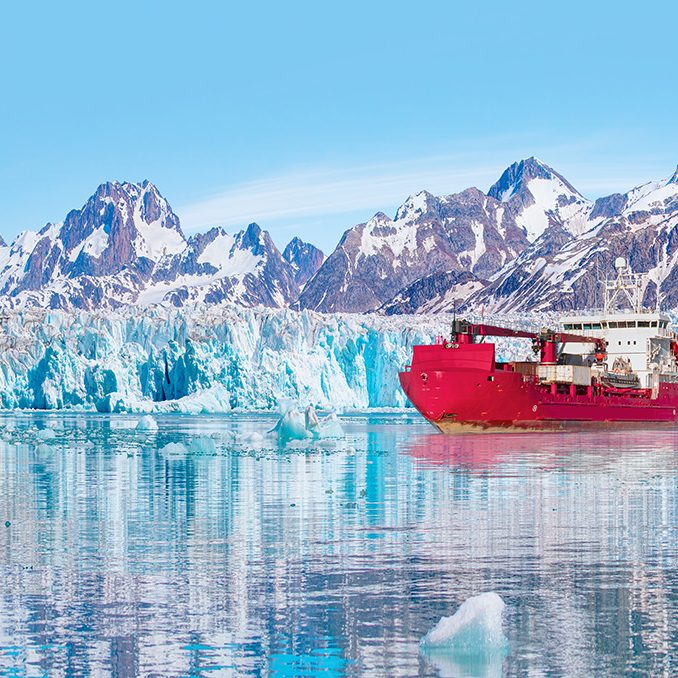 Coastline of Greenland © shutterstock / muratart